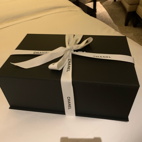 Absolutely stunning rare brand New Coco Chanel travel purse with handle .A must! - Picture 2 of 7